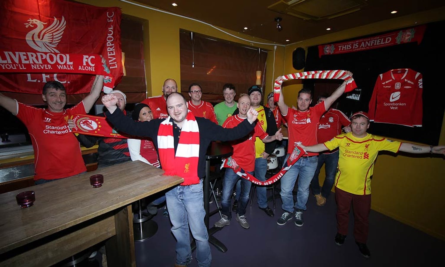 Liverpool har alltid hatt mange supportarar på sportsbarane i Os. (Foto: Kjetil Vasby Bruarøy)