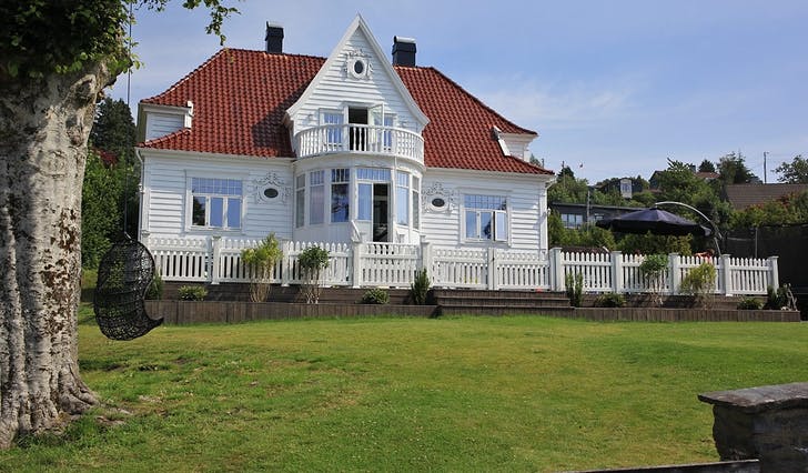 Finnebrekka 29 har blitt kalla blant anna Osheim, Lensmannsboligen og Villa Sana. I 2018 blei den privat bustad igjen. (Foto: Kjetil Vasby Bruarøy) &nbsp;