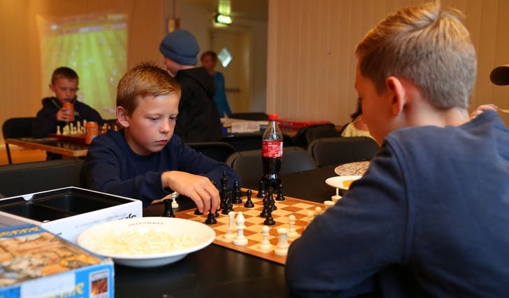 Sjakk var ei av mange populære aktivitetar på klubbkvelden i Lysefjorden. (Foto: André Marton Pedersen)&nbsp;