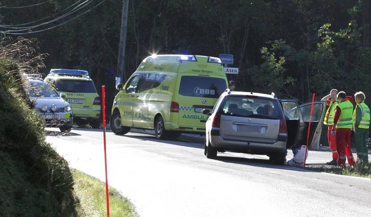 Lege, ambulanse og luftambulanse rykte saman med politi ut til Drange måndag ettermiddag. (Foto: KVB)