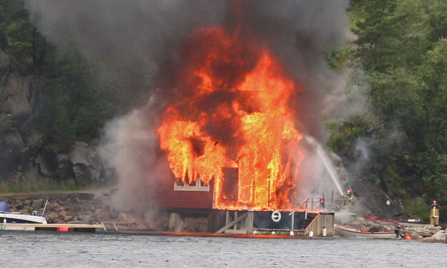 Brannvesenet som kom med privatbåt frå Strøno var først på staden.  (Foto: Varde Film og Media)