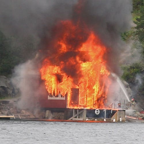 Brannvesenet som kom med privatbåt frå Strøno var først på staden.  (Foto: Varde Film og Media)