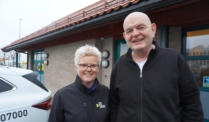 Bente og Tor Anders frå Os taxi. (Foto: Susann Haukeland Børnes)