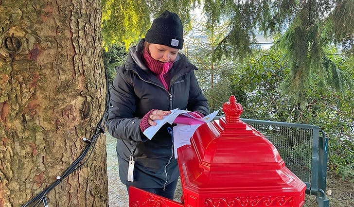 Stine Kobbeltvedt frå kultureininga fann i dag 10 nye brev til julenissen - alle posta etter julaftan. (Foto: Kjetil Osablod Grønvigh)