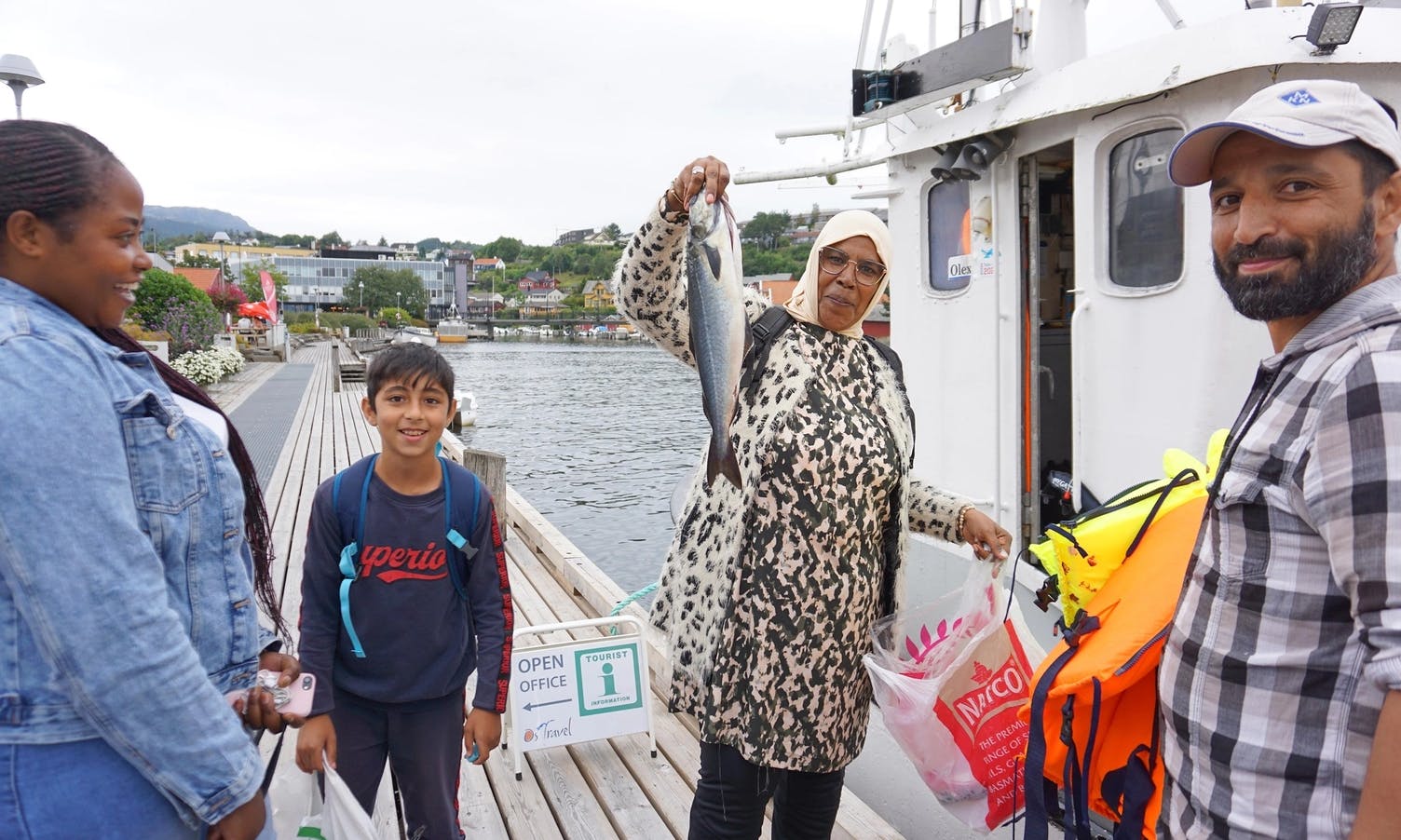 Fire makrell og seien Afaf viser fram blei dagens fangst. (Foto: Kjetil Vasby Bruarøy)