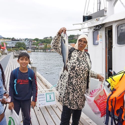 Fire makrell og seien Afaf viser fram blei dagens fangst. (Foto: Kjetil Vasby Bruarøy)