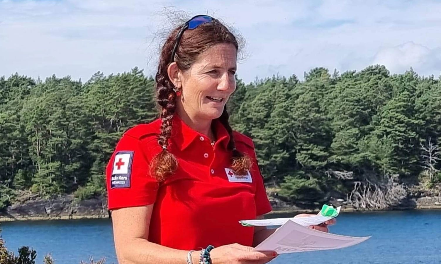 Leiar i Os Røde Kors, Anne Mari Berge, var årets rektor på friluftsskulen. (Foto: Os Røde Kors)