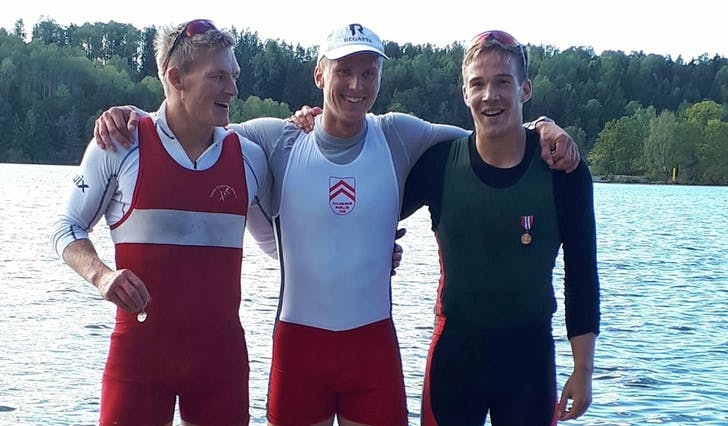 Erling Øyasæter (t.h.) vann bronse i singelsculler i senior-NM i dag. Martin Helseth og Petter Myhre Tufte fekk 1. og 2. plass.
