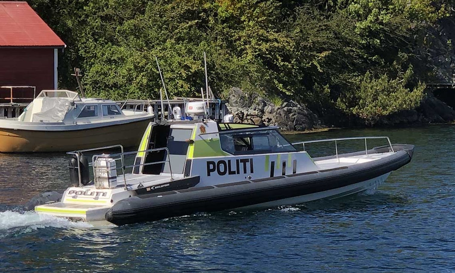 Politibåten Kjølen glei innom Øyane laurdag ettermiddag. (Foto: KVB)