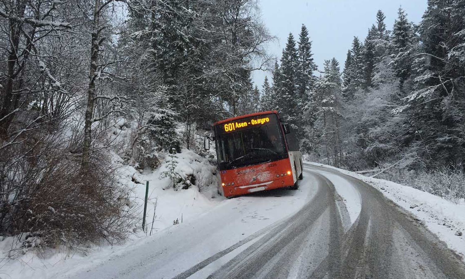 Buss av vegen i Åsen