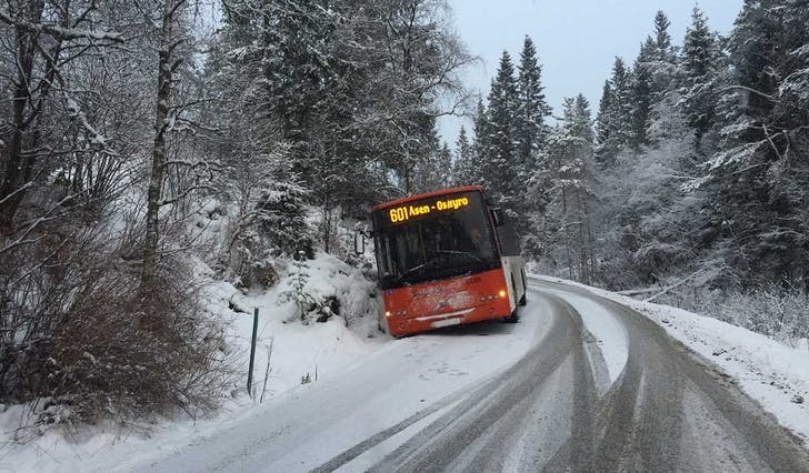 Ein buss har sklidd av FV 161 Lyseklostervegen ved Åsen (Foto: Kjetil Vasby Bruarøy)