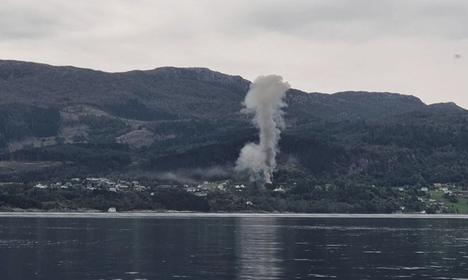 Atombombe, nei! Brannvesenet i Fusa har øving. (tips@midtsiden.no, foto: Tom André Hjelle)