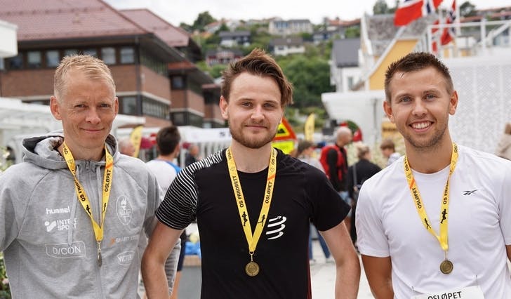 TOPP TRE: Frå venstre: Hallvard Lysne (3. plass), Stian Bråten Johannessen (1. plass) og Vegard Austevoll (2. plass) var dei tre raskaste på 6,5 km. (Foto: Susann Haukeland Børnes)