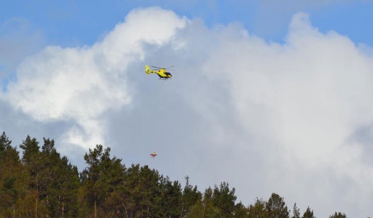 Turen ned igjen blei hengande under helikopteret, som her, under ei redning på Liafjellet i 2015. (Arkivfoto: Kjetil Vasby Bruarøy)