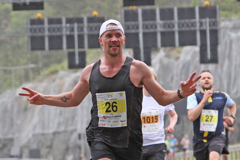 God stemning ved målgang på 5K og halvmaraton. (Foto: Kjetil Vasby Bruarøy)