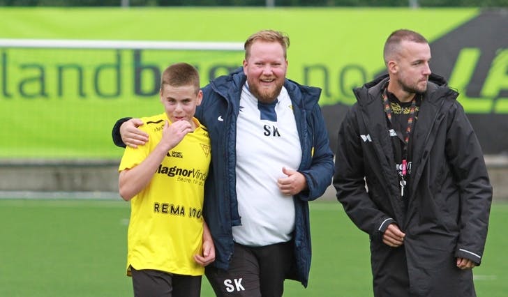 Jonathan Mjånes Lund saman med Stian Kvåle og Endre Brenne etter å ha slått damelaget i treningskamp i fjor. (Foto: Kjetil Vasby Bruarøy)