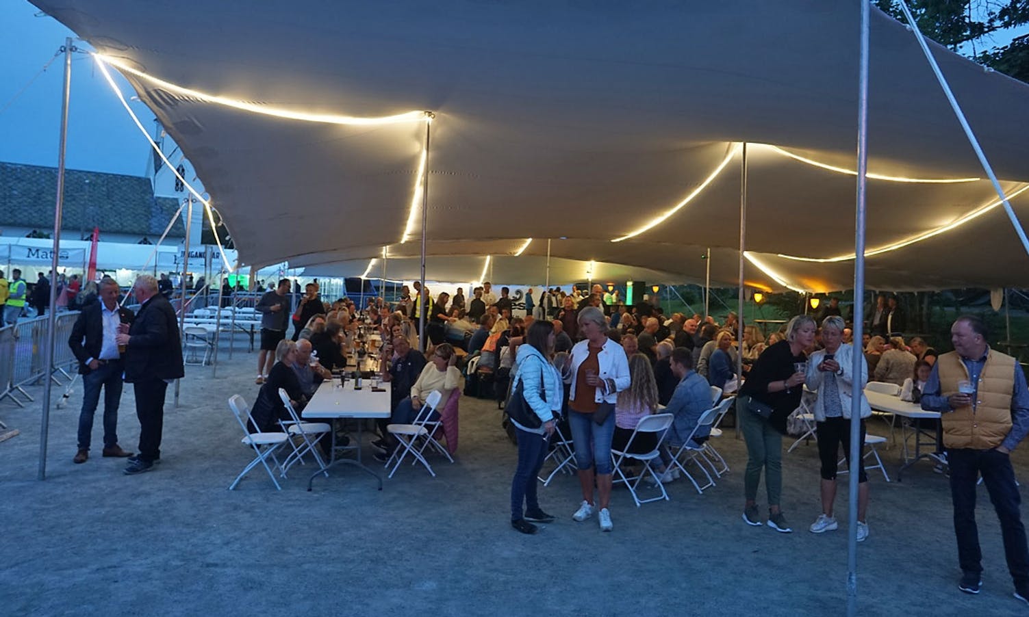 Årets VIP-telt er større og stiligare enn før, og har ledig plass i kveld. (Foto: KVB)
