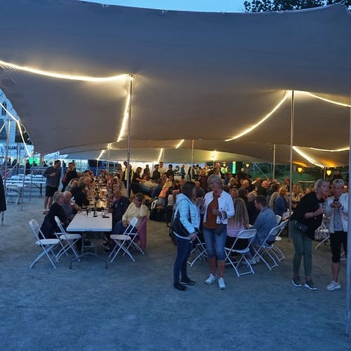 Årets VIP-telt er større og stiligare enn før, og har ledig plass i kveld. (Foto: KVB)