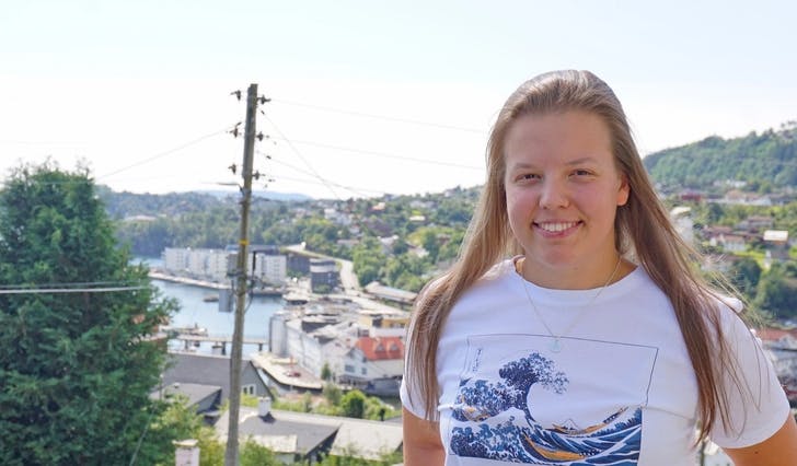 Amalie har flytta heim frå Austlandet og studerer vidare i Sogndal som fjernundervising frå Stølsvegen det neste året. (Foto: Kjetil Vasby Bruarøy)