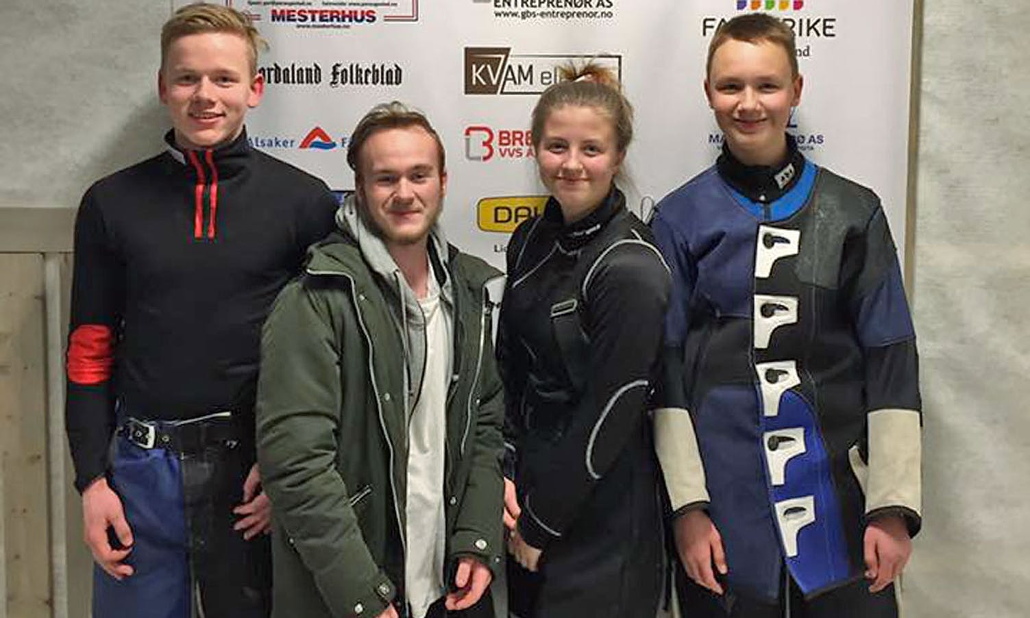 Sofie Evensen og Daniel Myklebust Fjellstad (t.h.) var med gull-laget til Hordaland i samlagskytinga. (Foto: Os skyttarlag)