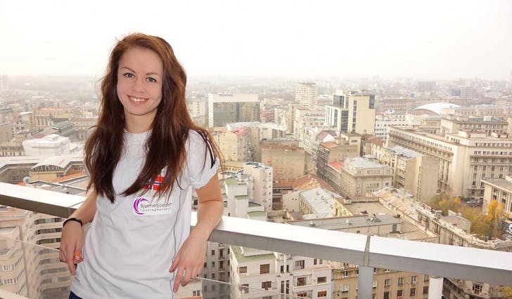 Eirin Dale på hotellet i Romania, med sentrum av Bucuresti i bakgrunnen. (Privat foto)&nbsp;