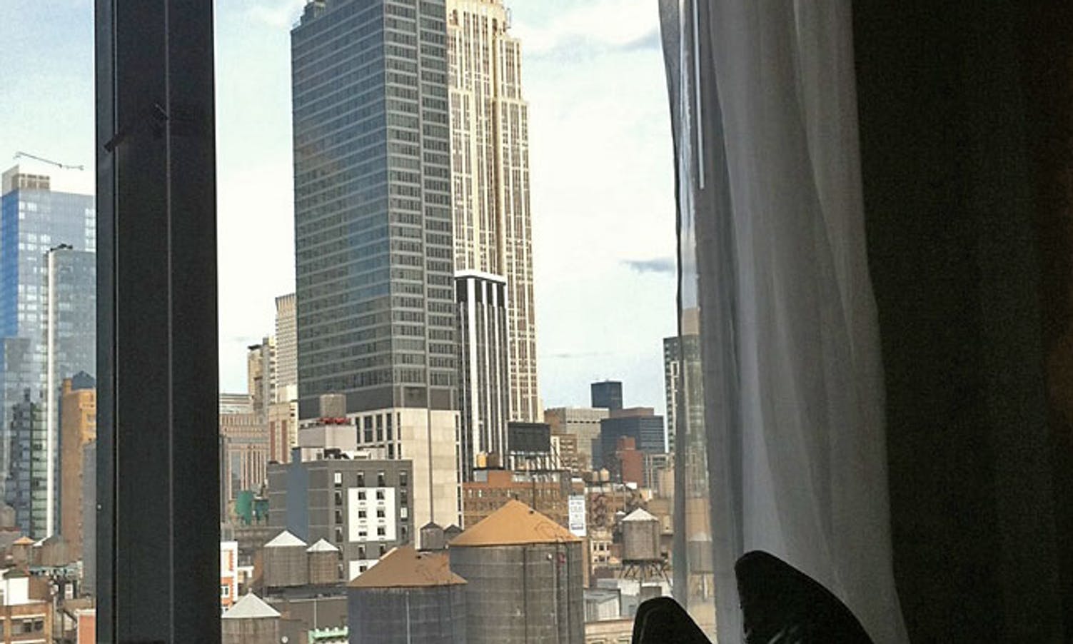 Bonde i by'n; Ole sine boots med Empire State Building i bakgrunnen. (Privat foto)