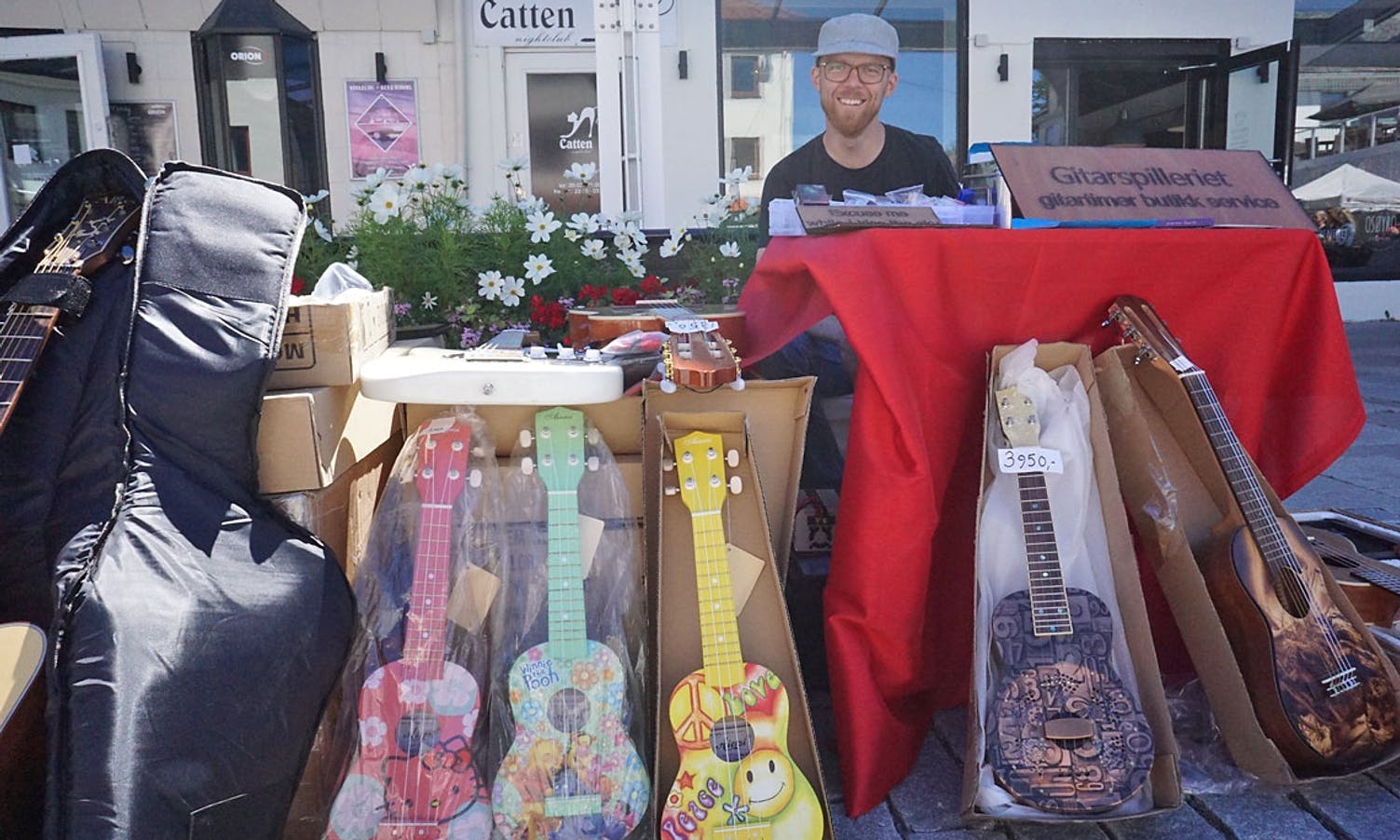 Jostein Berge starta gitarskule og butikk for eit år sidan. (Foto: KVB)