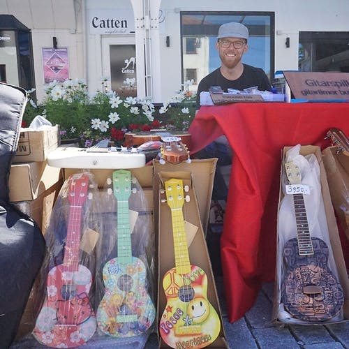 Jostein Berge starta gitarskule og butikk for eit år sidan. (Foto: KVB)