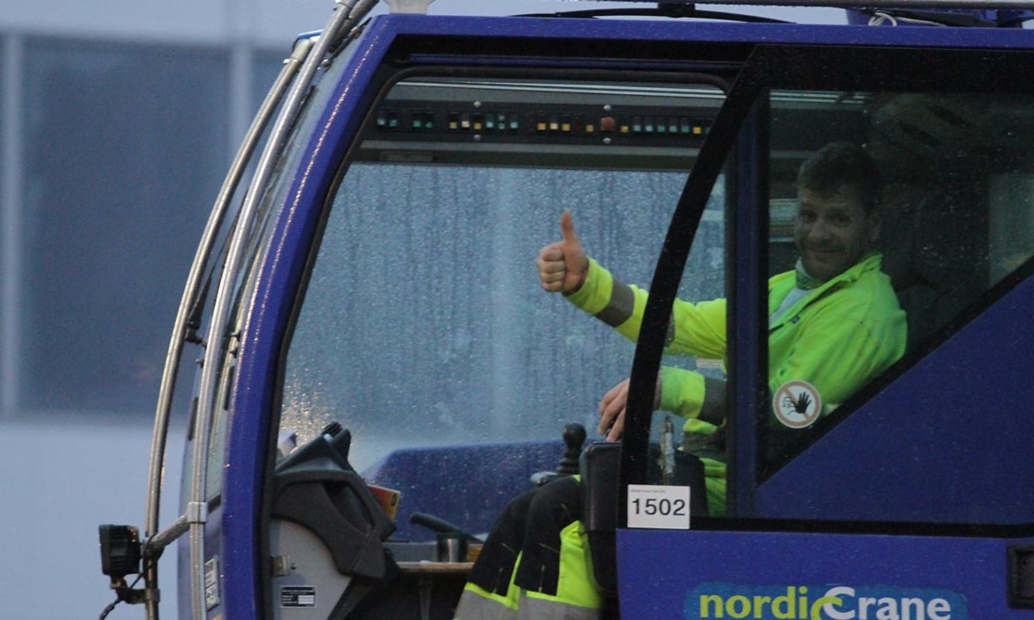 – Kvar modul er cirka 5 tonn, seier kranførar Jørn Danielsen.  (Foto: KVB)