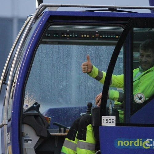 – Kvar modul er cirka 5 tonn, seier kranførar Jørn Danielsen.  (Foto: KVB)