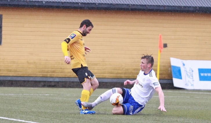 Szymon Walczak i duell med Rafael Villén då Lysekloster i 2019 slo Os 0-2 på Kuventræ. (Foto: Kjetil Vasby Bruarøy)