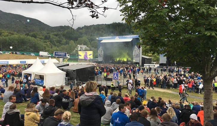 Tysnesfest 2018 hadde cirka 27.000 besøk, men det er likevel 5.500 færre enn i fjor. Her frå Gjerstad på fredage under årets festival. (Foto: Kjetil Vasby Bruarøy)