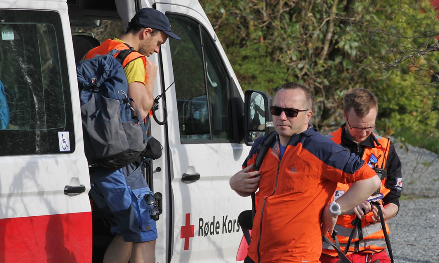 Røde Kors køyrer folk ut i terrenget med den nye minibussen. (Foto: KVB)
