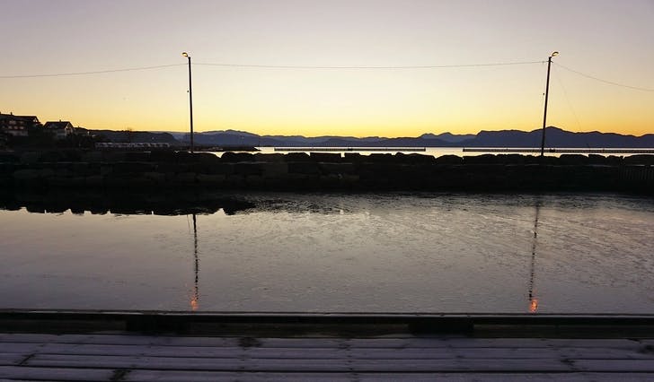 Soloppgang i Os hamn laurdag 3. desember. (Foto: Kjetil Vasby Bruarøy)
