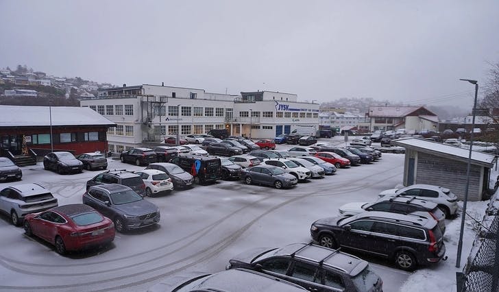 Parkeringsplassen på oppsida av Irisgården i dag. Også på nedsida sto uvanleg mange bilar. (Foto: Kjetil Vasby Bruarøy)
