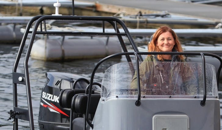 Susan Askvik har undervist i båtførarprøven i ei årrekkje. No jobbar ho med å utvida til to ulike 50 knop-sertifikat. (Foto: Kjetil Vasby Bruarøy)