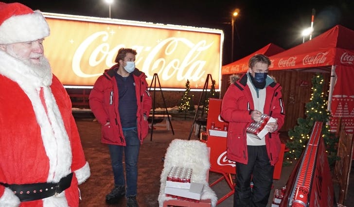 Nissen og hjelparane delte ut 0,175 ml colaboksar frå ei renne dei kanskje har tatt med seg frå Nordpolen. Eller hovudkontoret på Lørenskog. (Foto: Kjetil Vasby Bruarøy)