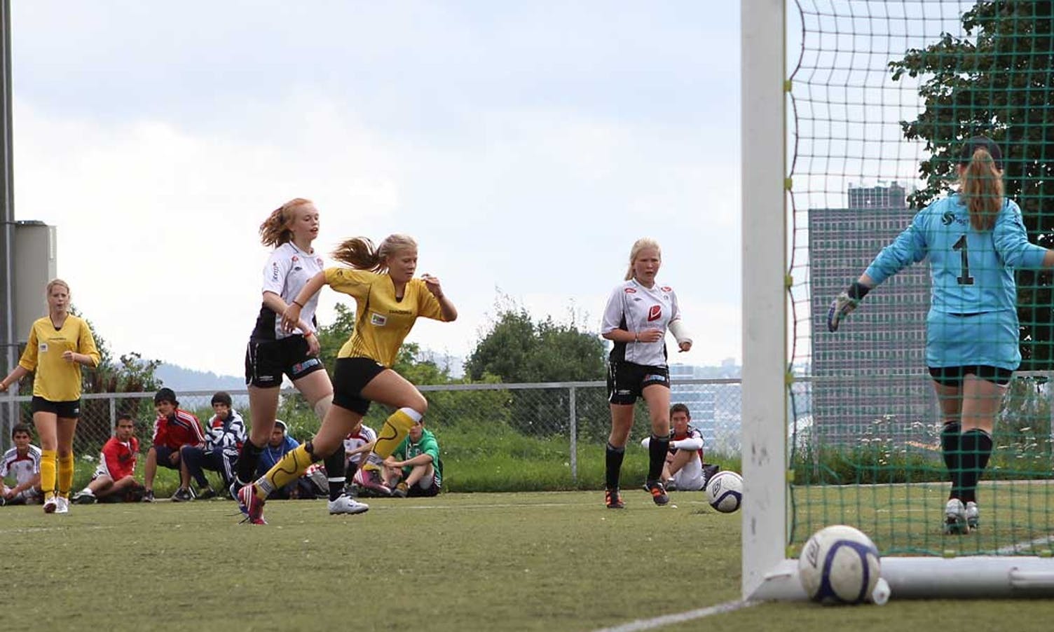 Jenter 14 vann 1/8-finalen, i kvarten jagde Tonje Lindbom utlikning. (Foto: KVB)