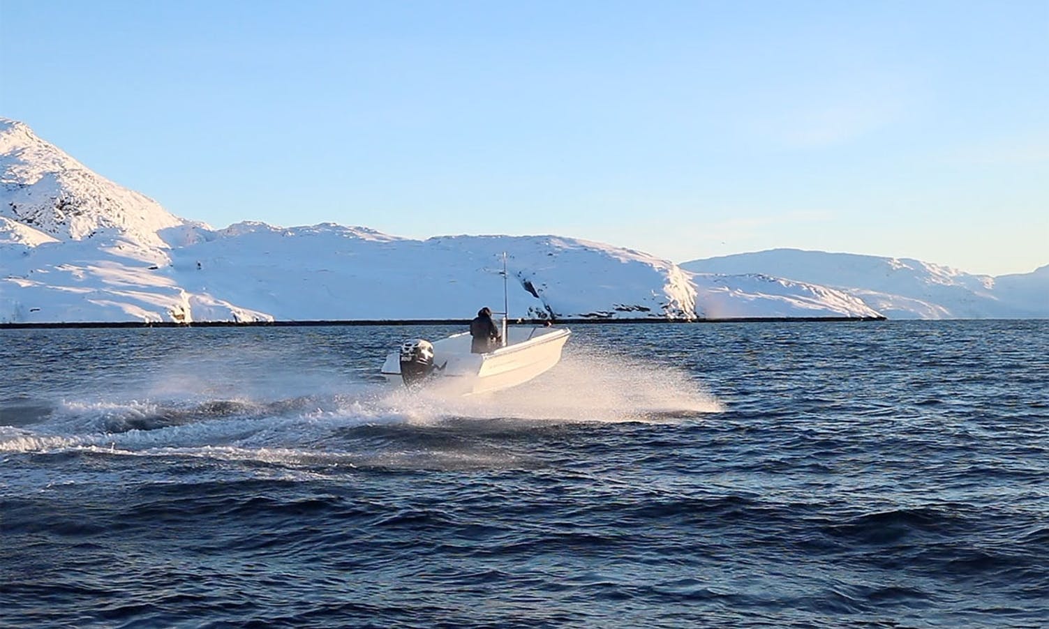 Båten heiter Qooka på Grønland, og er bygd for å bryta is. Her blir den 300 kg lettare.