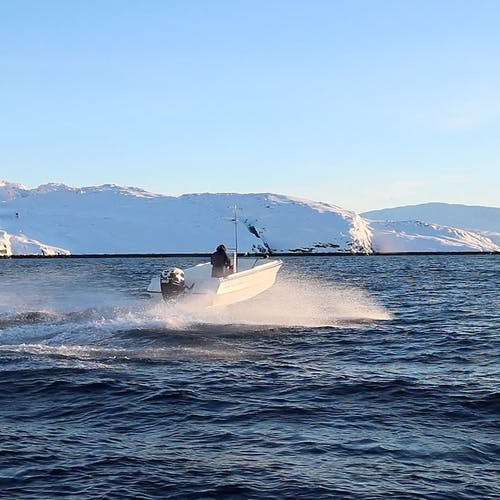 Båten heiter Qooka på Grønland, og er bygd for å bryta is. Her blir den 300 kg lettare.