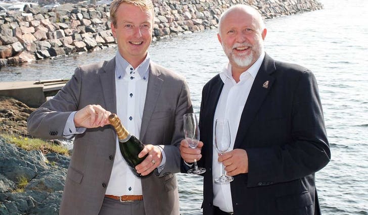 Terje Søviknes og Gustav Bahus gler seg til å spretta champagnen for å feira regjeringa sitt vedtak om nyevegen til Bergen (foto: Andris Hamre)