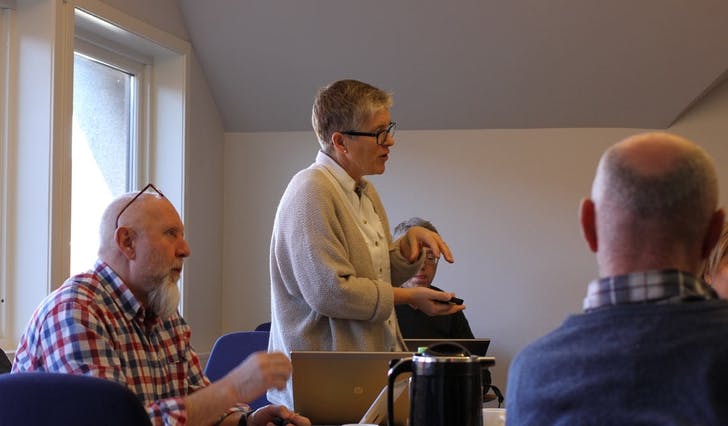 Leiar i Plan- og bygningsutvalet Gustav Bahus (Frp) og plansjef Aina Tjosås inviterar osingane med på å diskutera arealplanen (foto: Andris Hamre)
