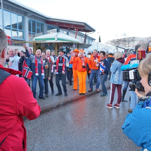 Reisefølgjet frå Os har her fatta NRK si interesse. (Foto: KOG)