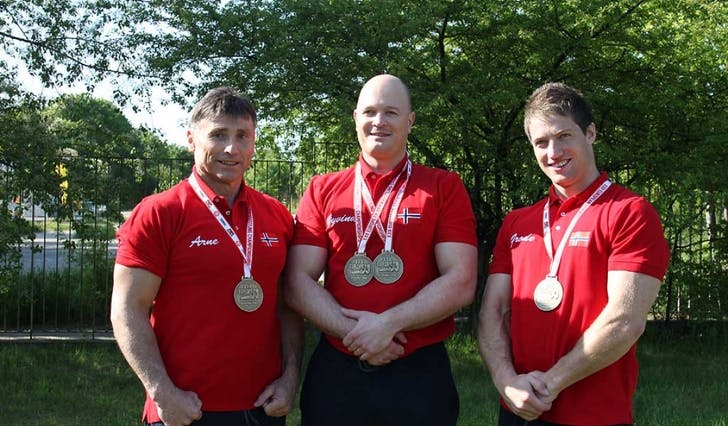 F.v.: Arne Thuen, Øyvind Birkeland og Frode Veim Haugland med EM-medaljane. (Privat foto)