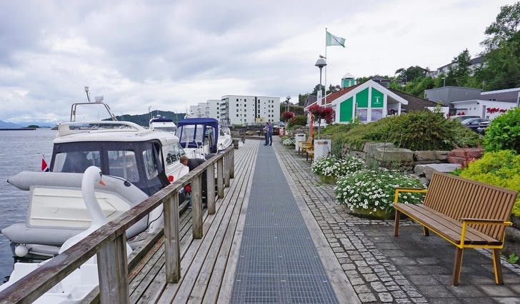 Os gjestehamn har i sommar fått nye benkar og gratis drosje til Amfisenteret. (Foto: Kjetil Vasby Bruarøy)