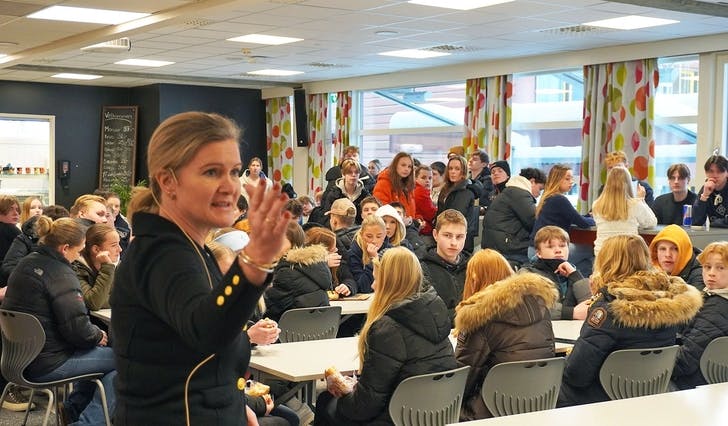 Rektor ved Os vgs, Anne-Merete Mærli Hellebø, då ho i januar tok imot potensielle søkjarar frå 10. trinn. (Foto: Kjetil Vasby Bruarøy)