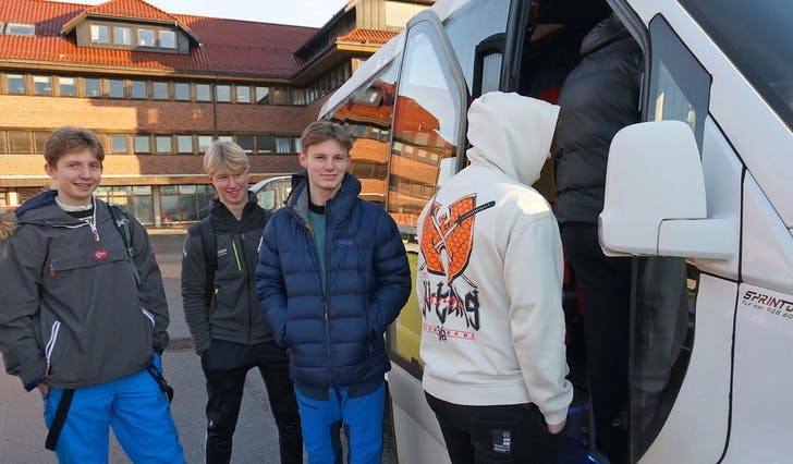 F.v.: Jonas Rotnes, Victor Aarvik og Andeas Aasen er tre av seks i ein kameratgjeng som i dag heiv seg til Eikedalen i taxi. (Foto: Kjetil Vasby Bruarøy)