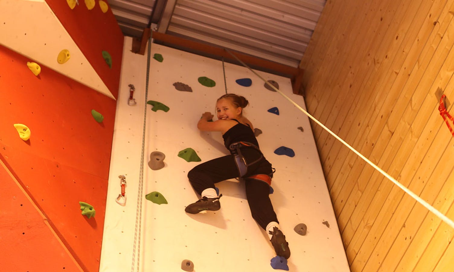Thea Tysse Jensen klatra rett til topps i den nye veggen. (Foto: KVB)