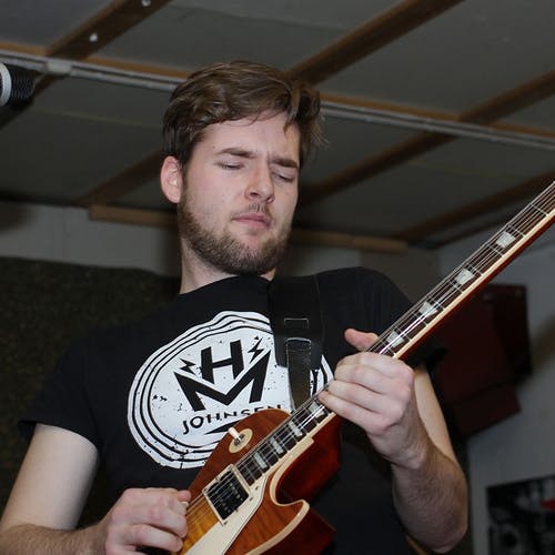 HM Johnsen skal bruka 7 ulike gitarar på sleppekonserten laurdag. (Foto: KVB)