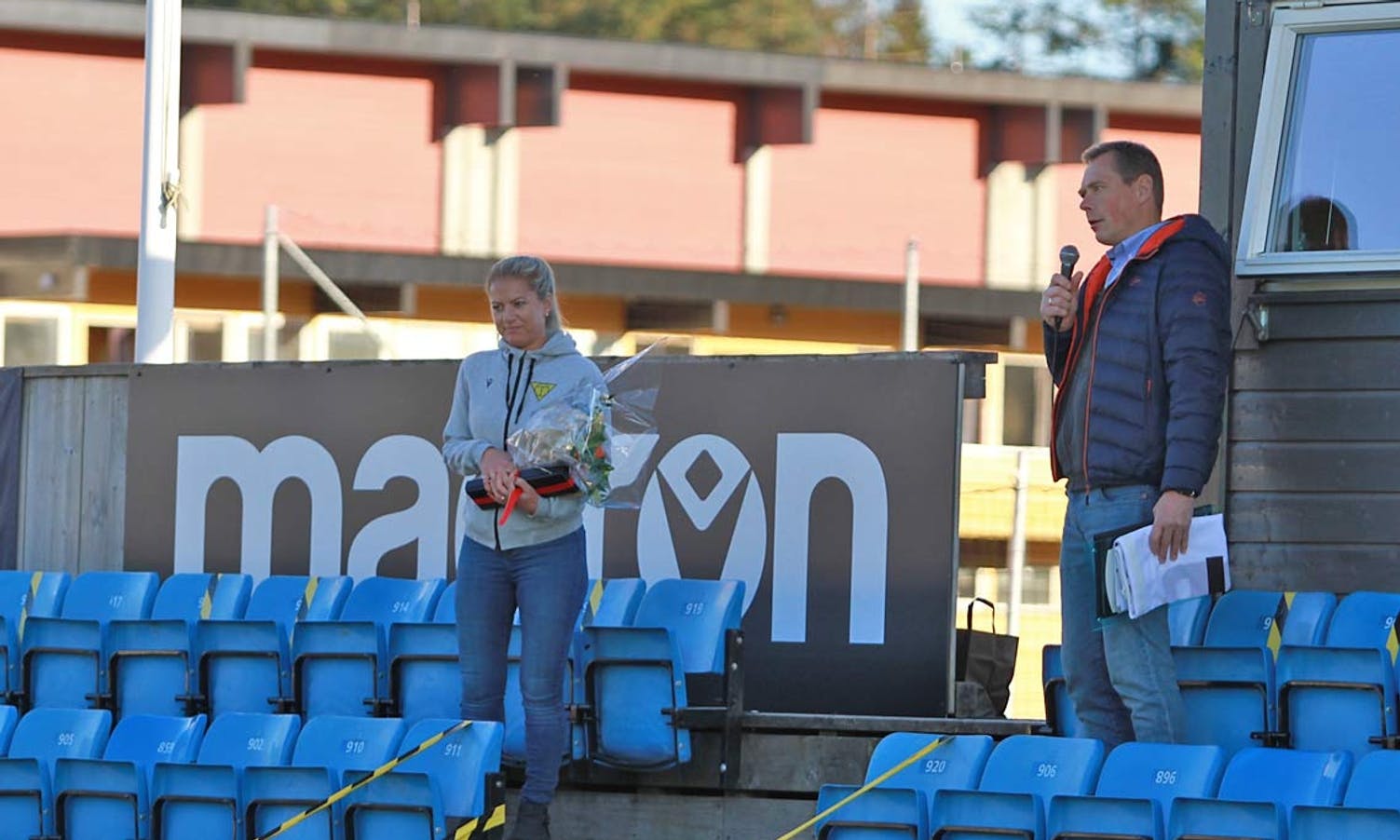 Styremedlem Marita fekk blomar av styreleiar Leiv Gunnar. (Foto: KVB)